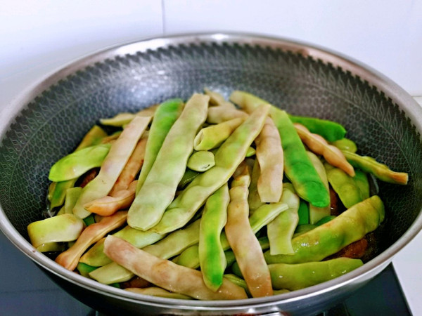 菲律宾10多艘舰艇包围黄岩岛中国海警立刻还击菲方竖起白旗